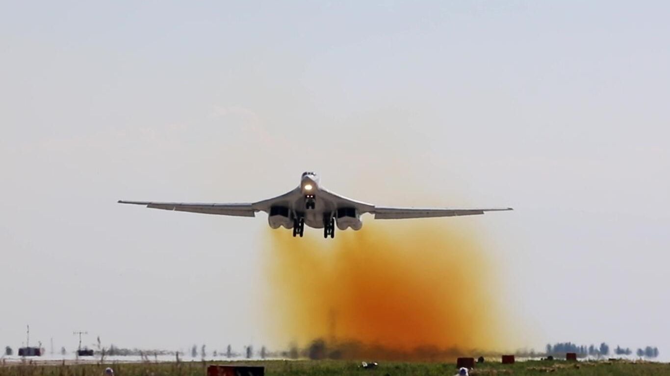 Стратегический ракетоносец Ту-160 начинает плановый полет над водами Баренцева и Норвежского морей - РИА Новости, 1920, 21.07.2021