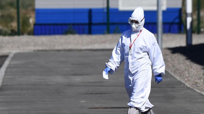 Медицинский работник на территории многофункционального военного ковид-госпиталя в Кызыле
