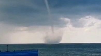 Смерч в Черном море: огромный водяной столб прошел рядом с берегом в Сочи Смерч в Черном море: огромный водяной столб прошел рядом с берегом в Сочи - РИА Новости, 1920, 22.07.2021
