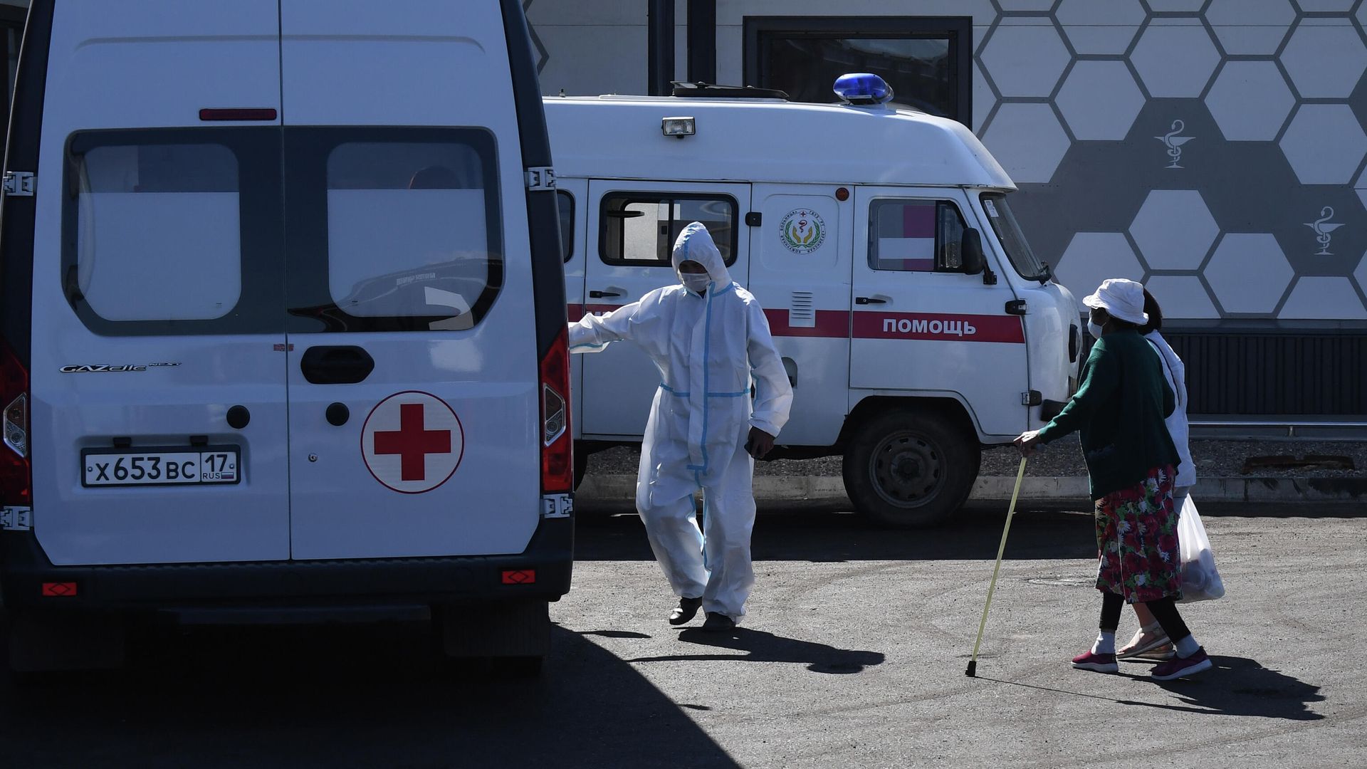 Медицинские работники на территории многофункционального военного ковид-госпиталя в Кызыле Медицинские работники на территории многофункционального военного ковид-госпиталя в Кызыле - РИА Новости, 1920, 05.08.2021