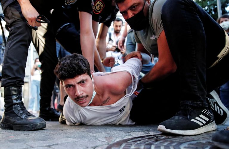 Стамбульская полиция задерживает активиста во время акции протеста в годовщину теракта в турецком Суруче в 2015 году Стамбульская полиция задерживает активиста во время акции протеста в годовщину теракта в турецком Суруче в 2015 году