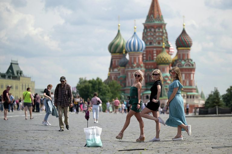 Девушки фотографируются на Красной площади у храма Василия Блаженного в Москве Девушки фотографируются на Красной площади у храма Василия Блаженного в Москве