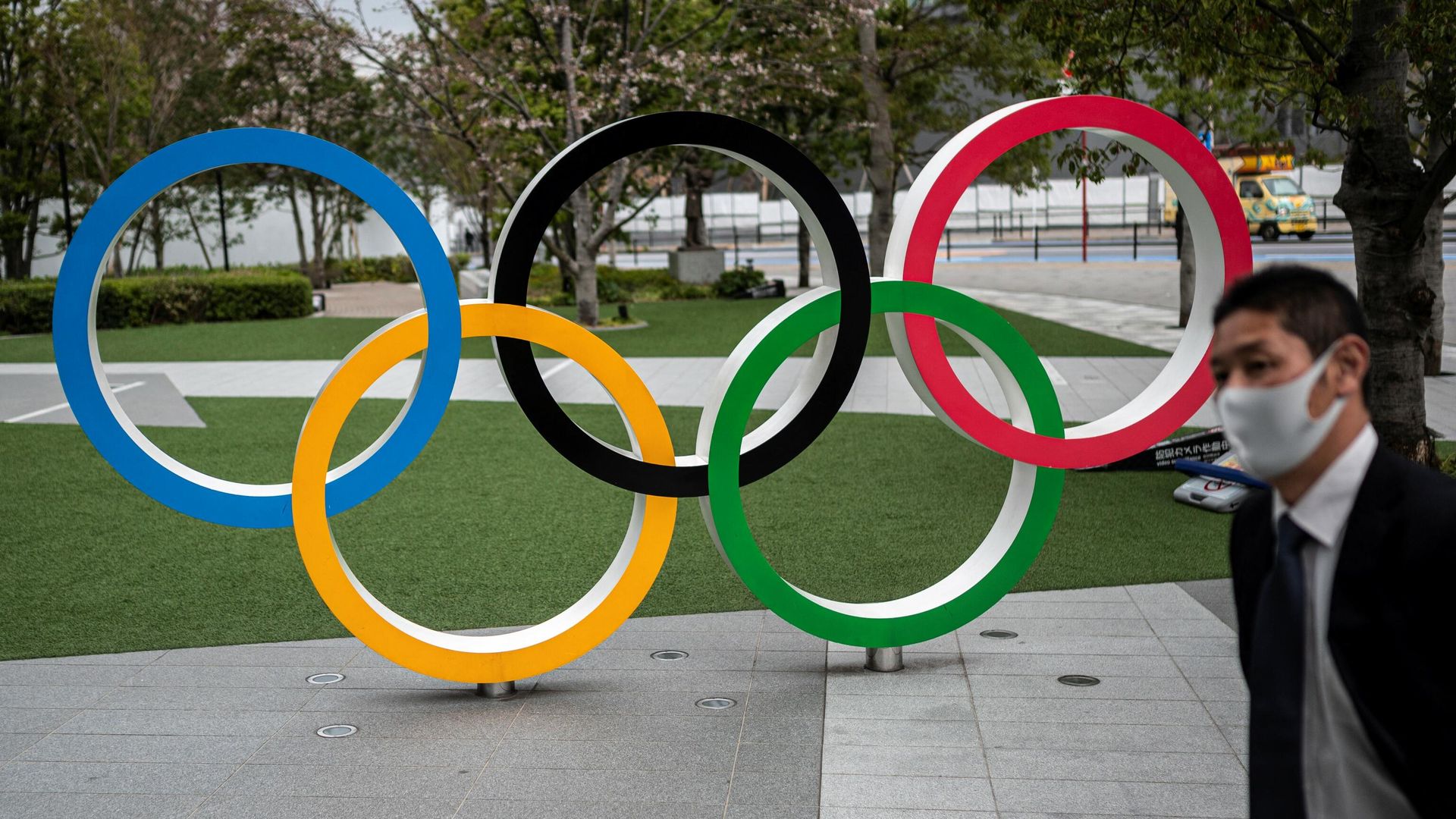 This picture shows the Olympic Rings outside the Japan Olympic Museum in Tokyo on March 22, 2021. (Photo by Charly TRIBALLEAU / AFP) This picture shows the Olympic Rings outside the Japan Olympic Museum in Tokyo on March 22, 2021. (Photo by Charly TRIBALLEAU / AFP) - РИА Новости, 1920, 22.07.2021