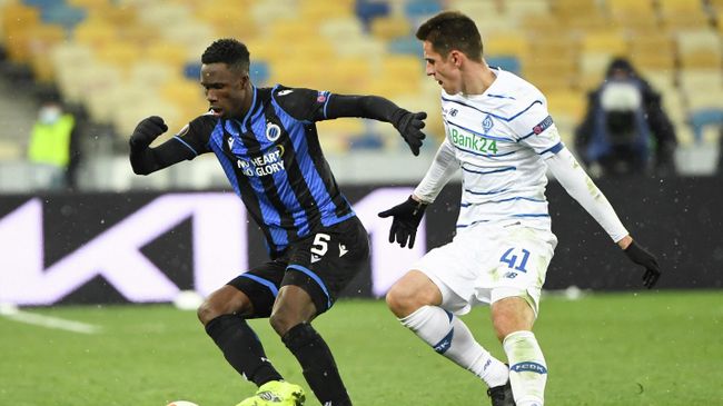 Club Brugge's Ivorian defender Odilon Kossounou and Dynamo Kiev's Ukrainian forward Artem Biesiedin vie for the ball during the UEFA Europa League football match between Dynamo Kiev and Club Brugge at the Olympiyski Stadium in Kiev on February 18, 2021. (Photo by Sergei SUPINSKY / AFP)