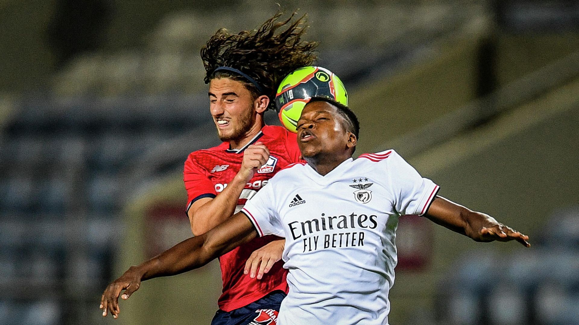 Lille's French midfielder Rocco Ascone (L) heads the ball with Benfica's Portuguese midfielder Florentino Luis during an international club friendly football match between SL Benfica and Lille OSC at the Algarve stadium in Portimao on July 22, 2021. (Photo by PATRICIA DE MELO MOREIRA / AFP) - РИА Новости, 1920, 23.07.2021