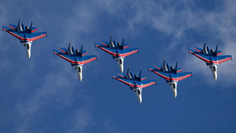 Пилотажная группа Русские витязи на самолетах Су-30СМ участвуют в летной программе МАКС-2021