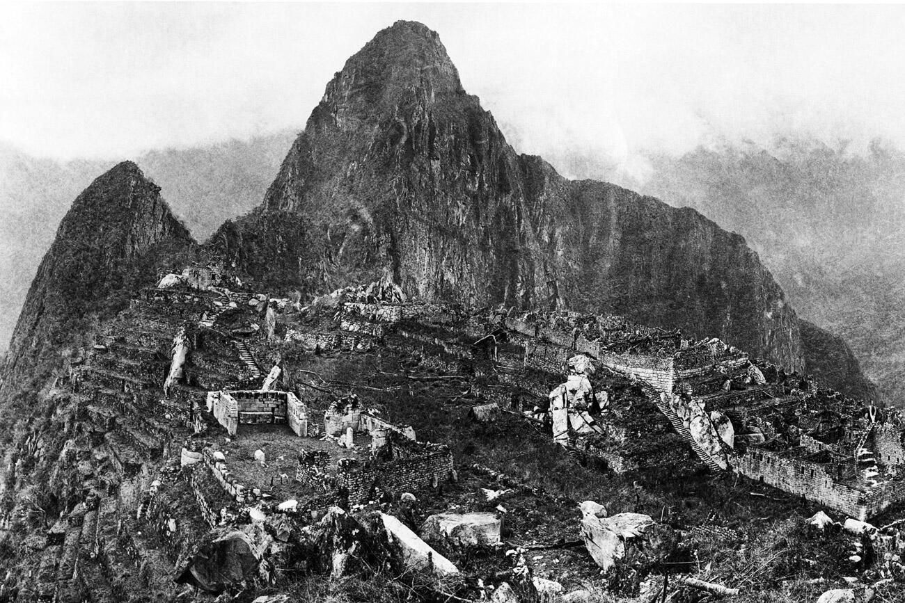 Фотография Мачу-Пикчу, сделанная в 1912 году после крупной расчистки и до начала восстановительных работ Фотография Мачу-Пикчу, сделанная в 1912 году после крупной расчистки и до начала восстановительных работ - РИА Новости, 1920, 18.09.2026