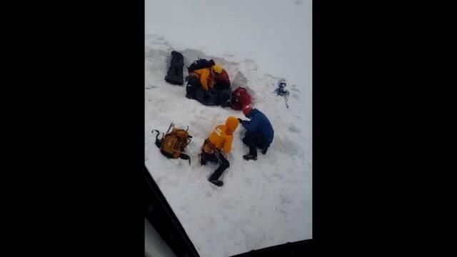Спасение туристов, попавших под камнепад в горах Кабардино-Балкарии Спасение туристов, попавших под камнепад в горах Кабардино-Балкарии - РИА Новости, 1920, 23.07.2021