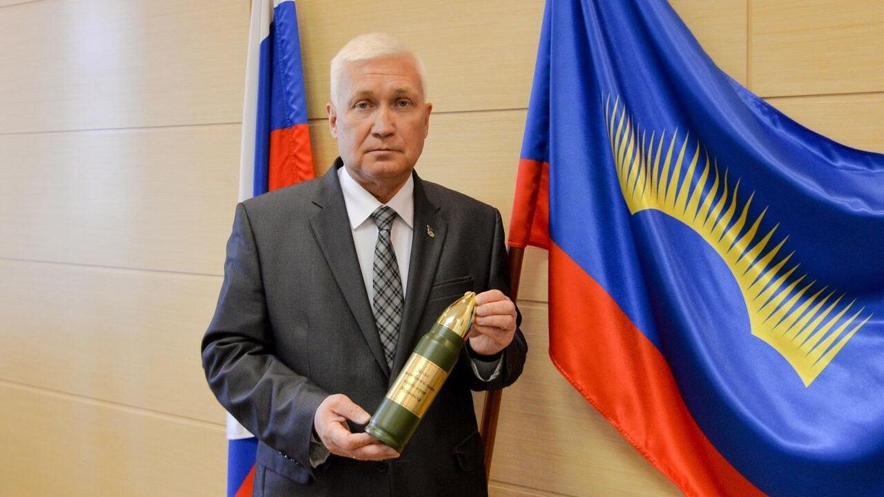 Заместитель председателя Совета депутатов города Мурманска Михаил Белошеев во время церемонии закладки земли в капсулу для выставки о городах-героях в Ступино Заместитель председателя Совета депутатов города Мурманска Михаил Белошеев во время церемонии закладки земли в капсулу для выставки о городах-героях в Ступино - РИА Новости, 1920, 23.07.2021