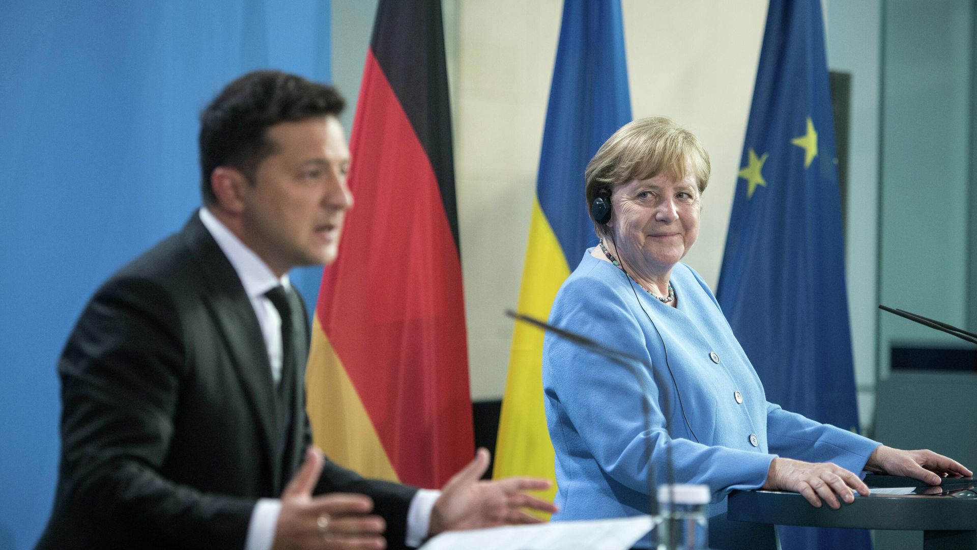 Президент Украины Владимир Зеленский и канцлер Германии Ангела Меркель перед переговорами Президент Украины Владимир Зеленский и канцлер Германии Ангела Меркель перед переговорами - РИА Новости, 1920, 24.07.2021