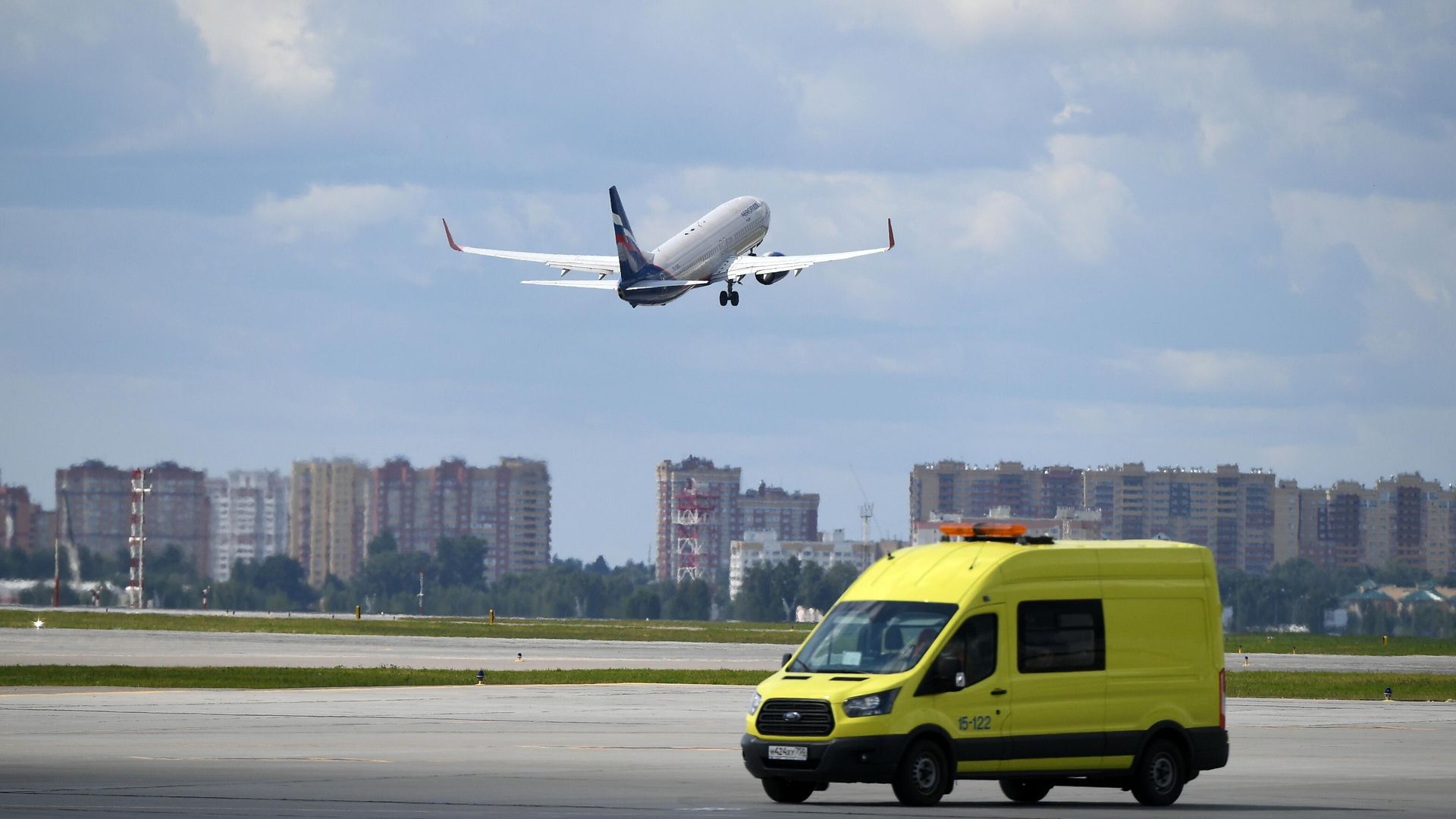 Самолет Аэрофлота взлетает с московского аэропорта Шереметьево Самолет Аэрофлота взлетает с московского аэропорта Шереметьево - РИА Новости, 1920, 13.10.2026