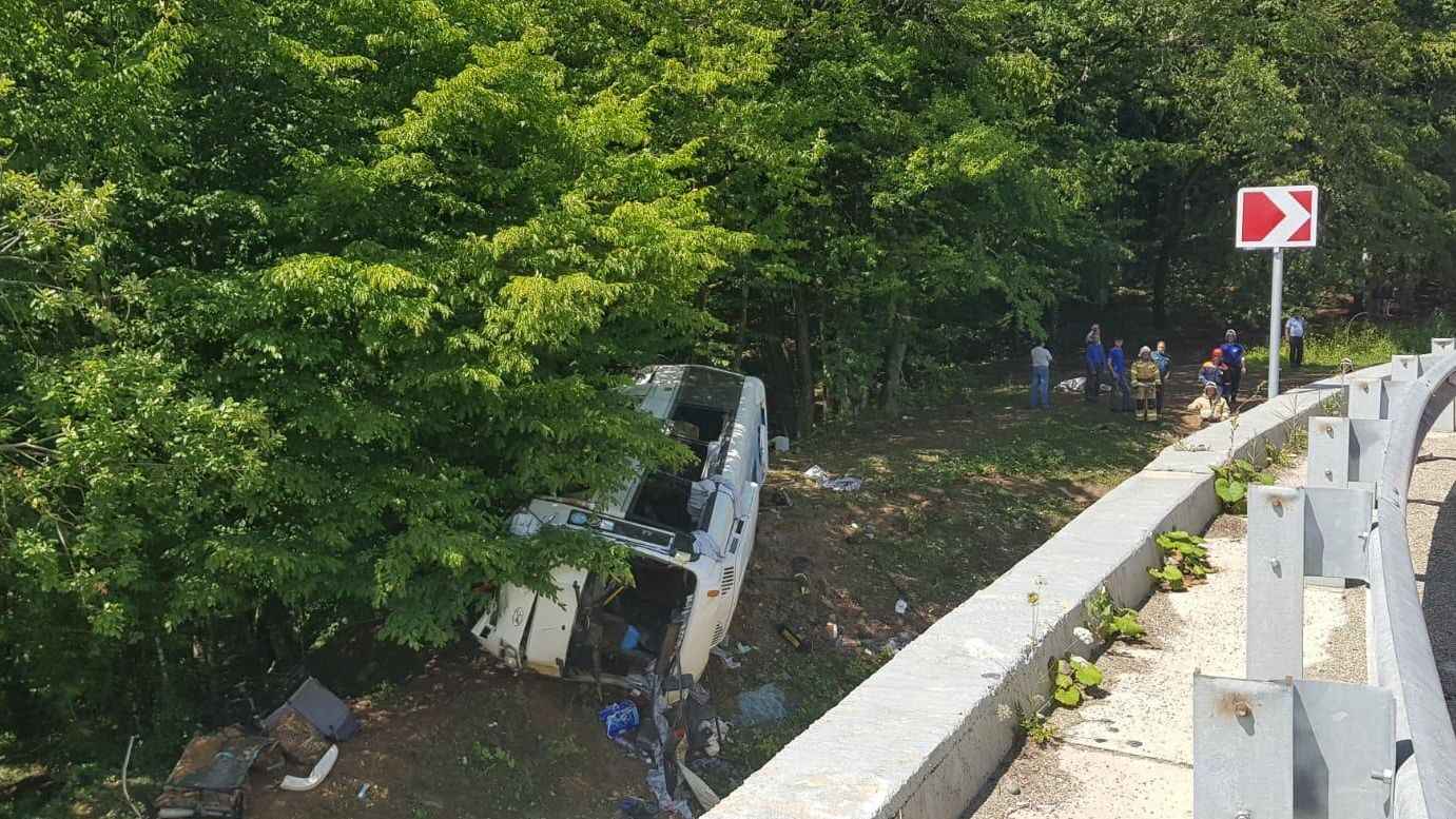 Туристический автобус попал в ДТП в Апшеронском районе Кубани Туристический автобус попал в ДТП в Апшеронском районе Кубани - РИА Новости, 1920, 24.07.2021
