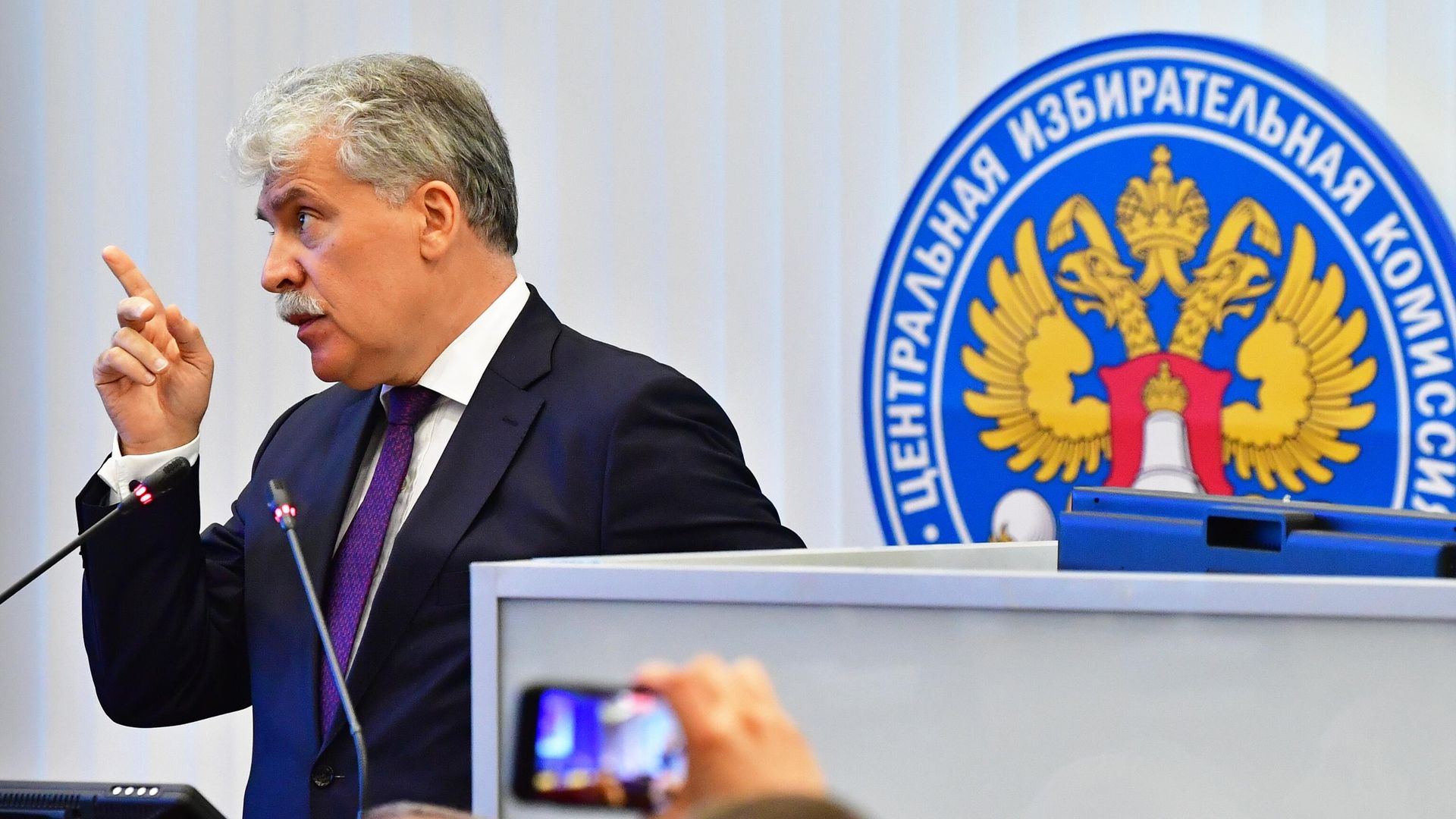 Кандидат от КПРФ на выборах в Госдуму, директор ЗАО Совхоз им. Ленина Павел Грудинин на заседании Центральной избирательной комиссии РФ Кандидат от КПРФ на выборах в Госдуму, директор ЗАО Совхоз им. Ленина Павел Грудинин на заседании Центральной избирательной комиссии РФ - РИА Новости, 1920, 24.07.2021