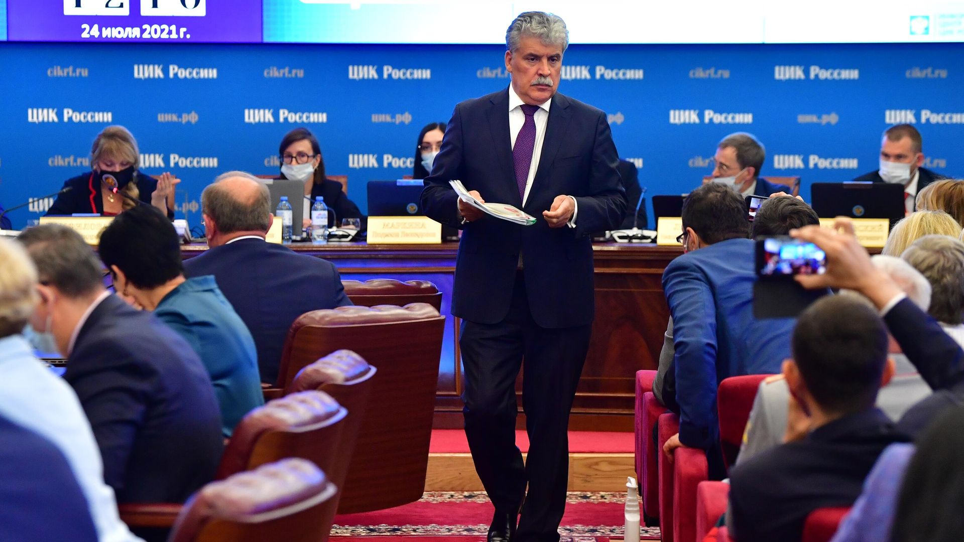 Кандидат от КПРФ на выборах в Госдуму, директор ЗАО Совхоз им. Ленина Павел Грудинин на заседании Центральной избирательной комиссии РФ Кандидат от КПРФ на выборах в Госдуму, директор ЗАО Совхоз им. Ленина Павел Грудинин на заседании Центральной избирательной комиссии РФ - РИА Новости, 1920, 04.08.2021