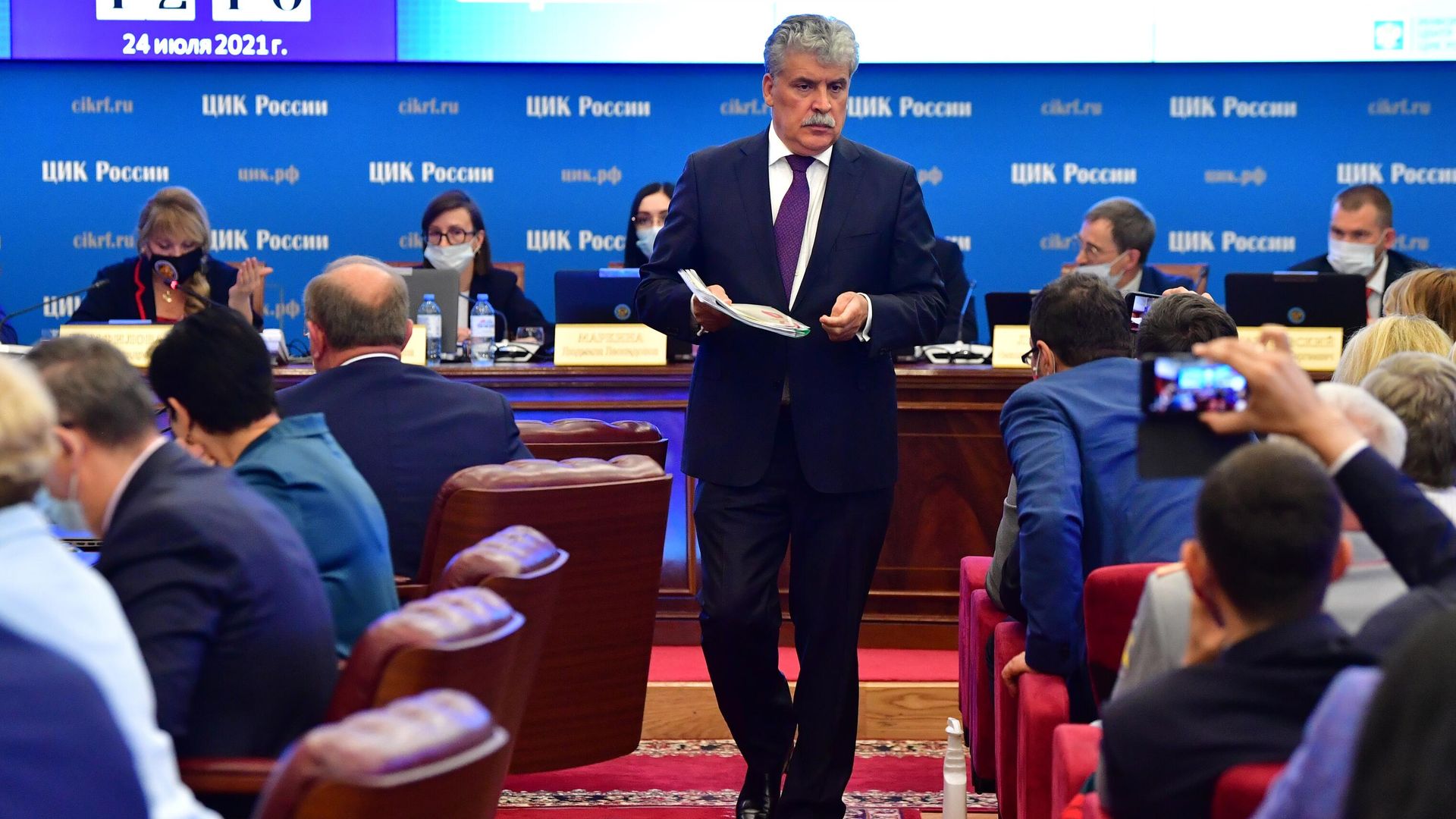 Кандидат от КПРФ на выборах в Госдуму, директор ЗАО Совхоз им. Ленина Павел Грудинин на заседании Центральной избирательной комиссии РФ Кандидат от КПРФ на выборах в Госдуму, директор ЗАО Совхоз им. Ленина Павел Грудинин на заседании Центральной избирательной комиссии РФ - РИА Новости, 1920, 24.07.2021