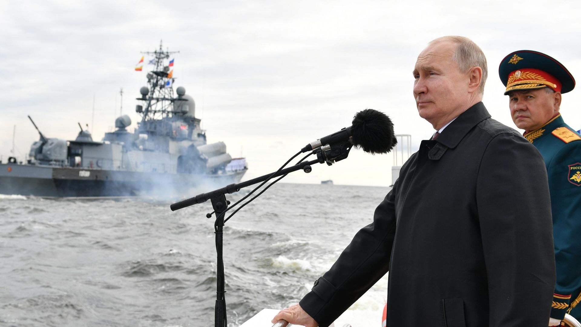 Президент РФ, верховный главнокомандующий Владимир Путин во время осмотра кораблей в Финском заливе перед началом Главного военно-морского парада по случаю Дня Военно-морского флота РФ.  - РИА Новости, 1920, 25.07.2021