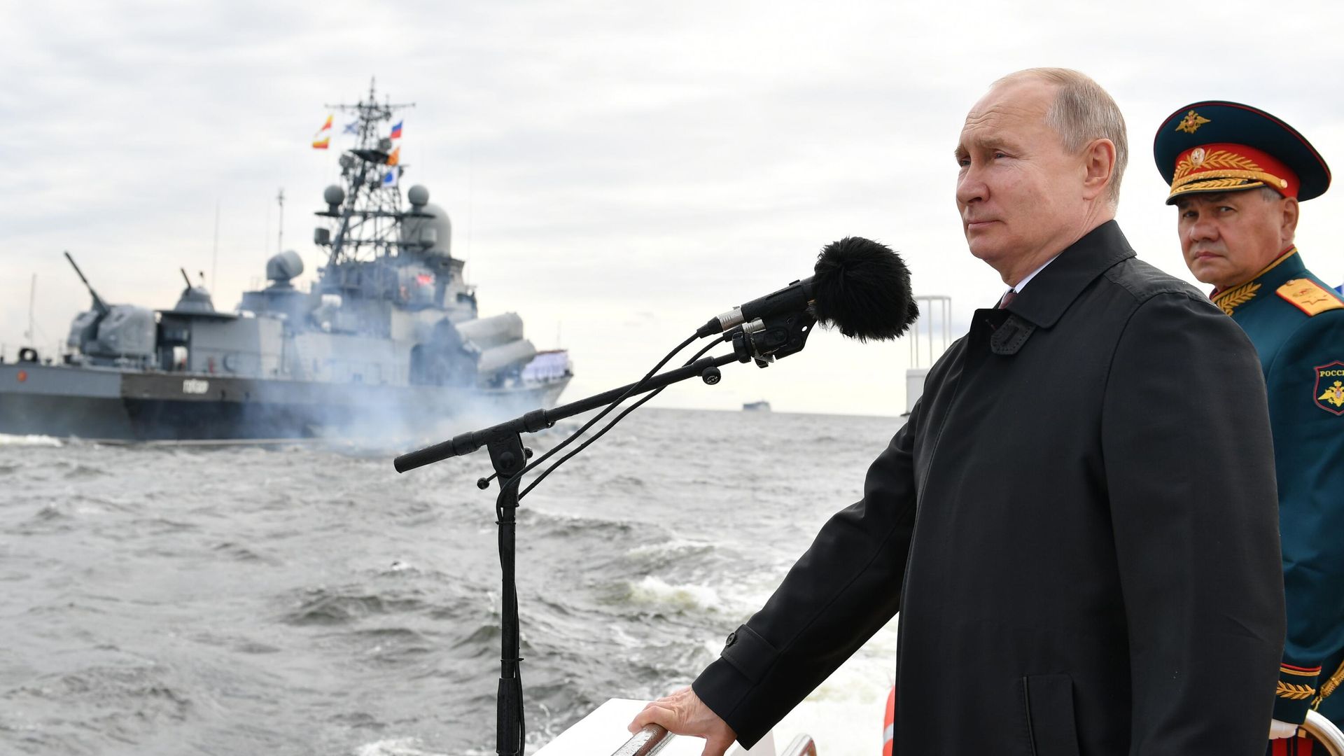 Президент РФ, верховный главнокомандующий Владимир Путин во время осмотра кораблей в Финском заливе перед началом Главного военно-морского парада по случаю Дня Военно-морского флота РФ. Президент РФ, верховный главнокомандующий Владимир Путин во время осмотра кораблей в Финском заливе перед началом Главного военно-морского парада по случаю Дня Военно-морского флота РФ. - РИА Новости, 1920, 25.07.2021