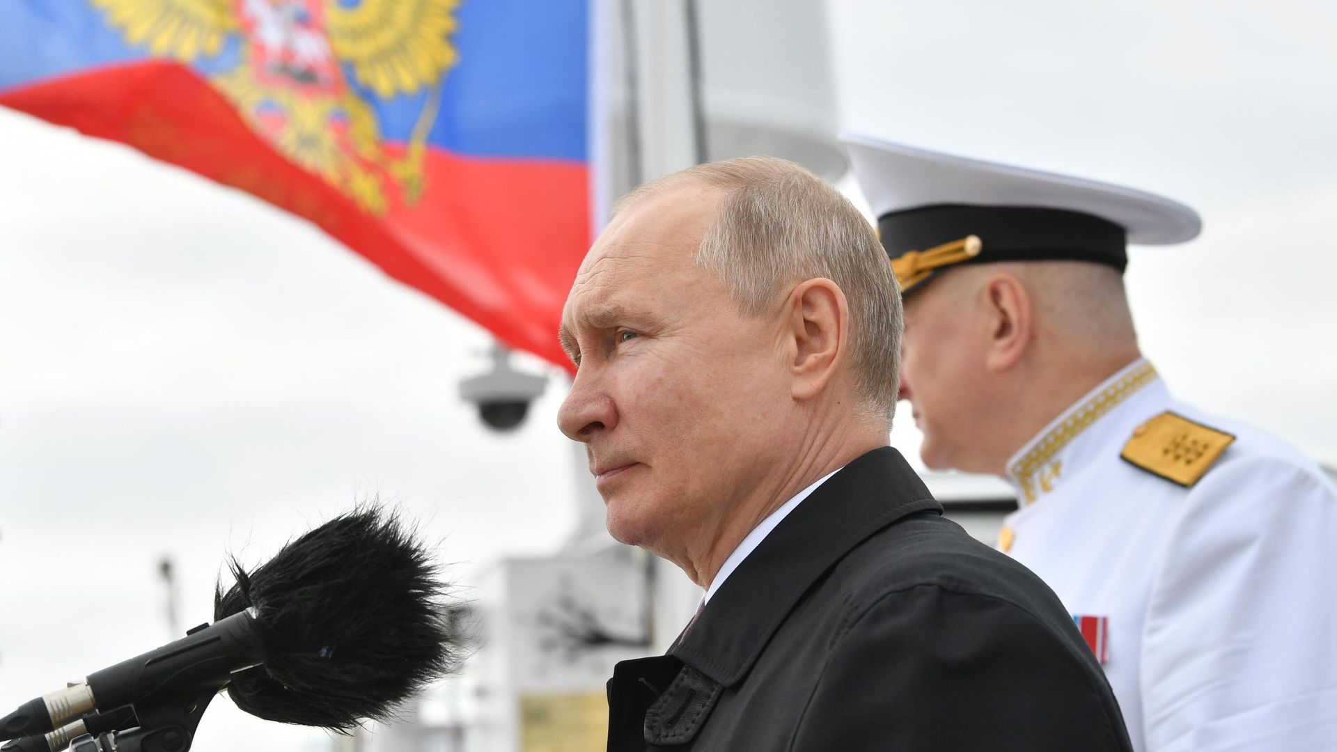 Президент РФ Владимир Путин во время осмотра кораблей в Финском заливе перед началом Главного военно-морского парада по случаю Дня Военно-морского флота РФ Президент РФ Владимир Путин во время осмотра кораблей в Финском заливе перед началом Главного военно-морского парада по случаю Дня Военно-морского флота РФ - РИА Новости, 1920, 25.07.2021