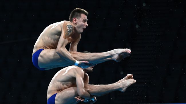 Российские спортсмены, члены сборной России (команда ОКР) по прыжкам в воду Александр Бондарь и Виктор Минибаев на соревнованиях по синхронным прыжкам с вышки 10 метров среди мужчин на XXXII Олимпийских играх в Токио. Российские спортсмены, члены сборной России (команда ОКР) по прыжкам в воду Александр Бондарь и Виктор Минибаев на соревнованиях по синхронным прыжкам с вышки 10 метров среди мужчин на XXXII Олимпийских играх в Токио.