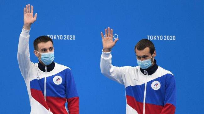 Российские спортсмены, члены сборной России (команда ОКР) по прыжкам в воду Александр Бондарь и Виктор Минибаев, завоевавшие бронзовые медали на соревнованиях по синхронным прыжкам с вышки 10 метров среди мужчин на XXXII Олимпийских играх в Токио.