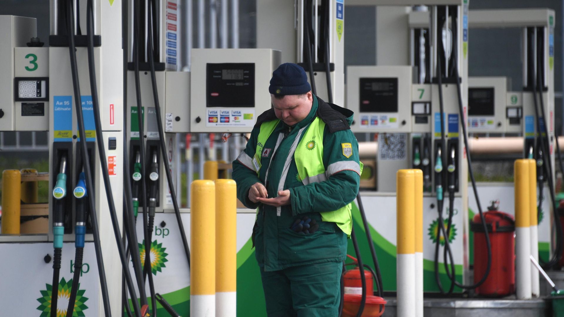 Заправщик на одной из автозаправочных станций BP в Москве Заправщик на одной из автозаправочных станций BP в Москве - РИА Новости, 1920, 03.08.2021