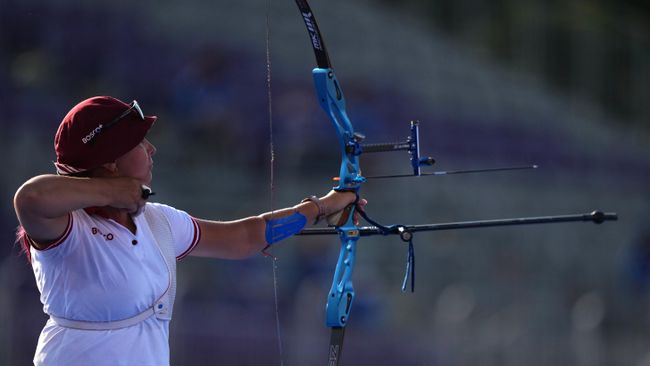 Российская спортсменка, член сборной России (команда ОКР) Елена Осипова в финале командного первенства среди женщин по стрельбе из лука на XXXII летних Олимпийских играх в Токио.
