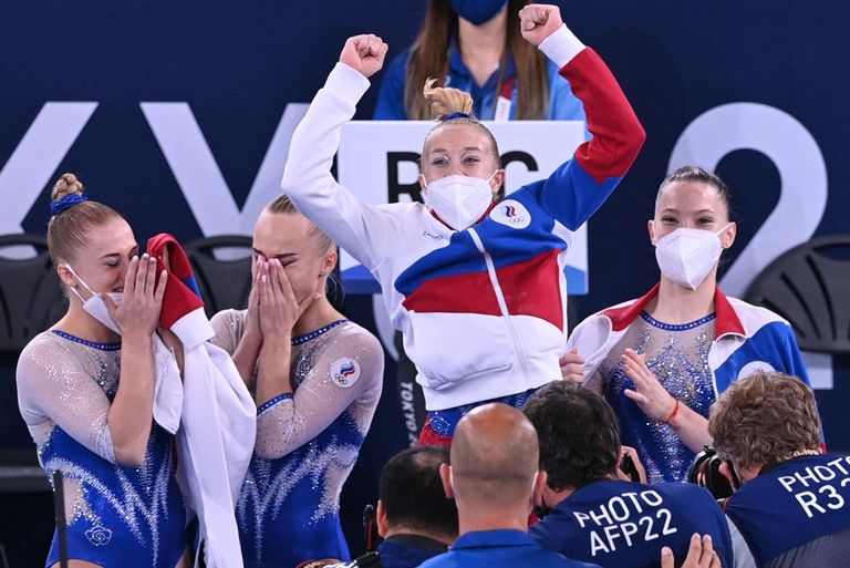 Российские спортсменки, члены сборной России (команда ОКР) Лилия Ахаимова, Ангелина Мельникова, Виктория Листунова и Владислава Уразова (слева направо), завоевавшие золотые медали в командном многоборье среди женщин на соревнованиях по спортивной гимнастике на XXXII летних Олимпийских играх в Токио