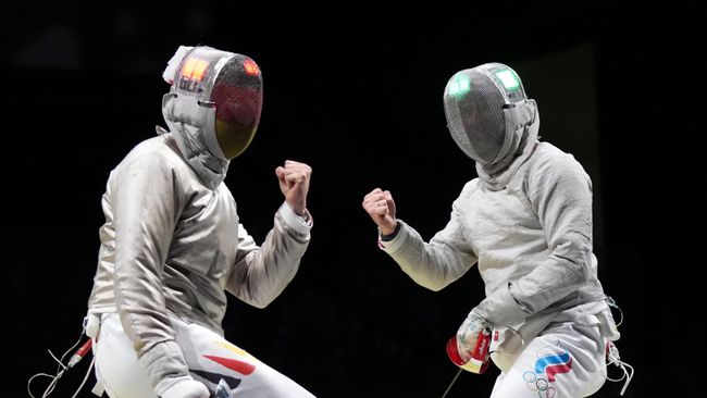 Слева направо: Макс Хартунг (Германия) и российский спортсмен, член сборной России (команда ОКР) Вениамин Решетников во время 1/4 финала командного первенства по фехтованию на саблях среди мужчин на XXXII летних Олимпийских играх.