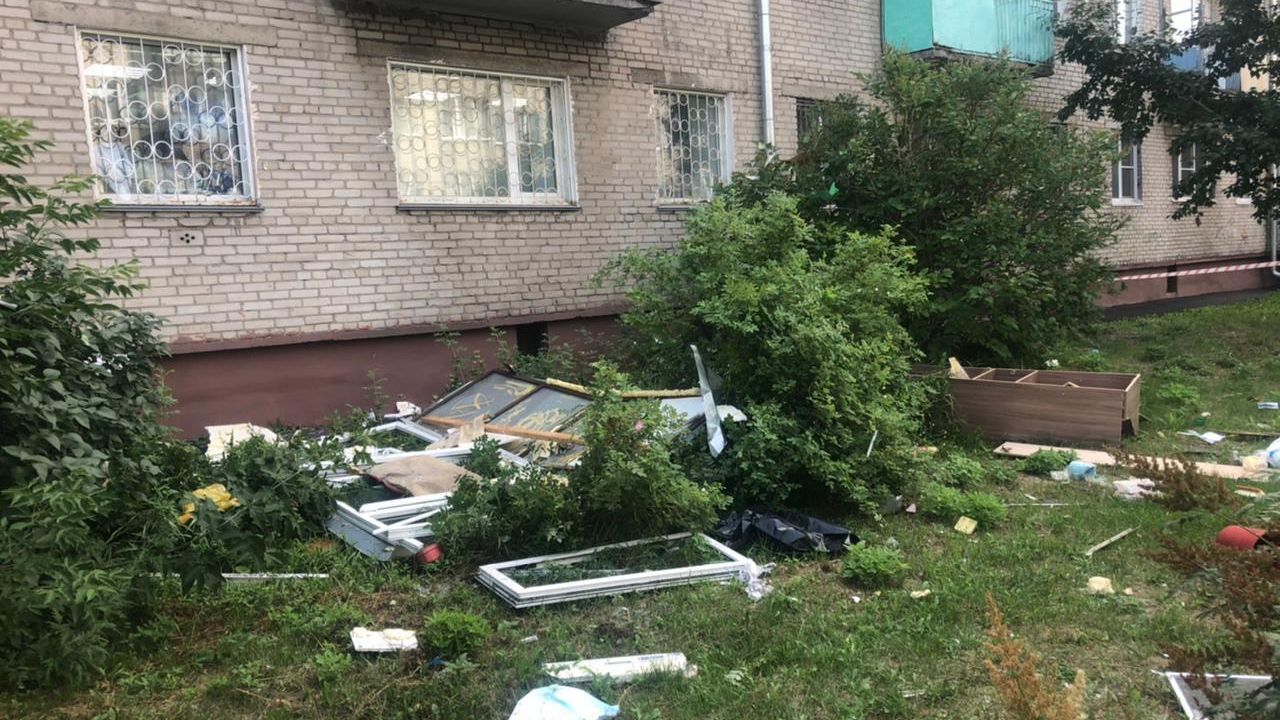 На месте взрыва газовоздушной смеси в одной из квартир пятиэтажного дома в городе Барнауле - РИА Новости, 1920, 20.08.2021