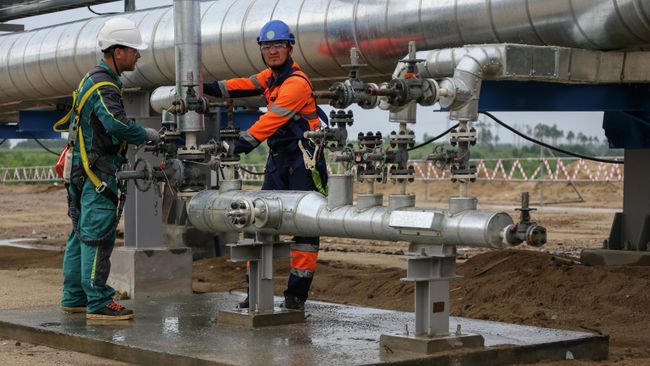 Рабочие у узлов учета газа Амурского газоперерабатывающего завода компании Газпром