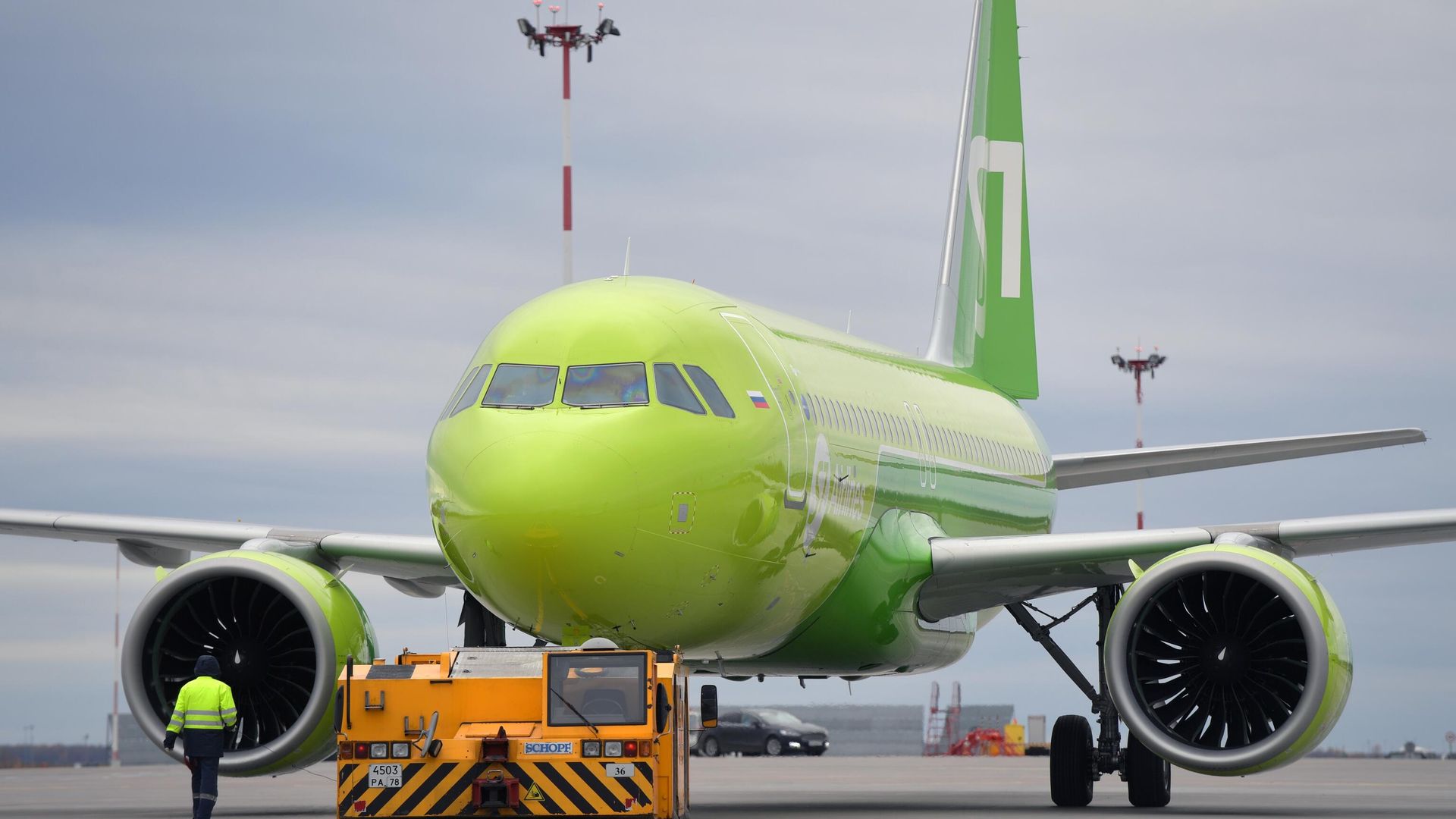 Сотрудник технической службы у самолета Airbus A320neo авиакомпании S7 Airlines Сотрудник технической службы у самолета Airbus A320neo авиакомпании S7 Airlines - РИА Новости, 1920, 28.07.2021