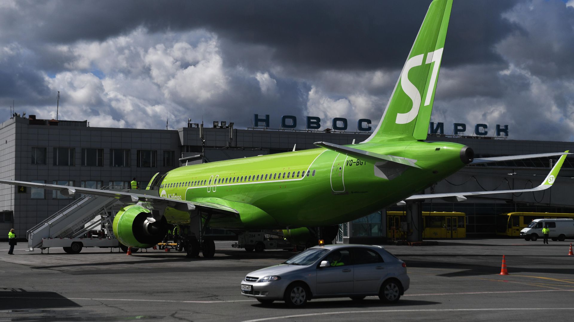 Самолет Airbus A320neo авиакомпании S7 Airlines в международном аэропорту Толмачево в Новосибирске Самолет Airbus A320neo авиакомпании S7 Airlines в международном аэропорту Толмачево в Новосибирске - РИА Новости, 1920, 12.08.2021