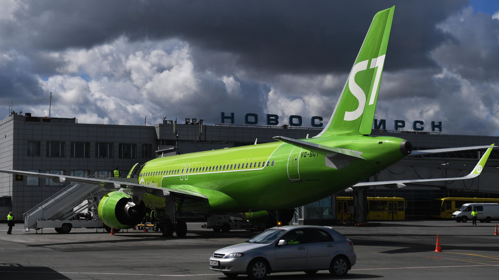 Самолет Airbus A320neo авиакомпании S7 Airlines в международном аэропорту Толмачево в Новосибирске Самолет Airbus A320neo авиакомпании S7 Airlines в международном аэропорту Толмачево в Новосибирске - РИА Новости, 1920, 19.10.2021