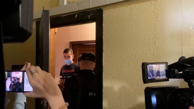 Журналисты у квартиры Романа Доброхотова 