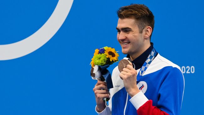 Российский спортсмен, член сборной России (команда ОКР) Климент Колесников, завоевавший бронзовую медаль в соревнованиях по плаванию на 100 метров вольным стилем среди мужчин на XXXII летних Олимпийских играх в Токио, на церемонии награждения.