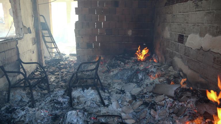 Сгоревший дом в результате лесного пожара в Анталье, Турция Сгоревший дом в результате лесного пожара в Анталье, Турция