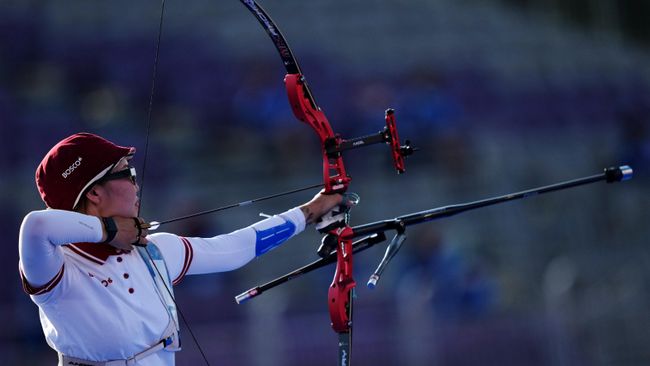 Российская спортсменка, член сборной России (команда ОКР) Светлана Гомбоева в финале командного первенства среди женщин по стрельбе из лука на XXXII летних Олимпийских играх в Токио.