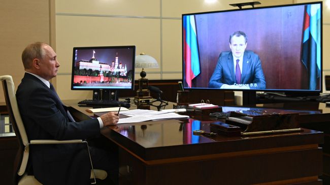 Президент РФ Владимир Путин во время встречи в режиме видеоконференции с временно исполняющим обязанности губернатора Белгородской области Вячеславом Гладковым