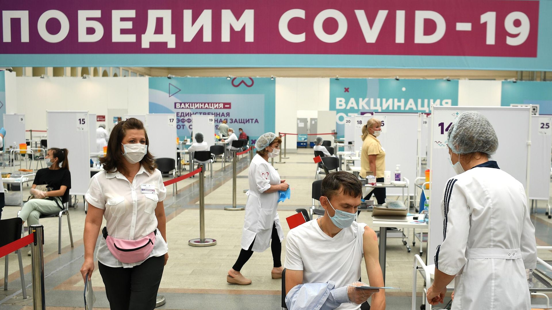 Посетитель делает прививку в центре вакцинации от COVID-19 в Гостином дворе в Москве Посетитель делает прививку в центре вакцинации от COVID-19 в Гостином дворе в Москве - РИА Новости, 1920, 09.08.2021