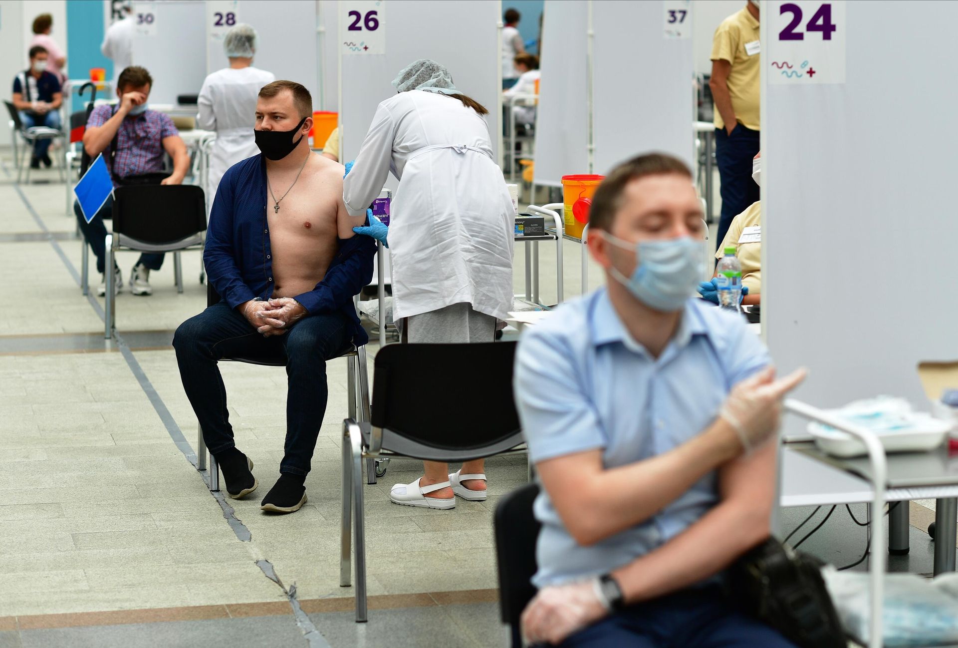 Посетители делают прививки в центре вакцинации от COVID-19 в Гостином дворе в Москве Посетители делают прививки в центре вакцинации от COVID-19 в Гостином дворе в Москве - РИА Новости, 1920, 30.07.2021