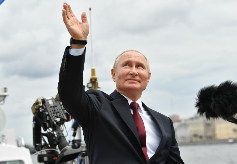 Президент РФ В. Путин принял участие в Главном военно-морском параде Президент РФ В. Путин принял участие в Главном военно-морском параде
