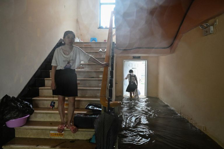 Люди в затопленном отеле в Нинбо, провинция Чжэцзян на востоке Китая Люди в затопленном отеле в Нинбо, провинция Чжэцзян на востоке Китая