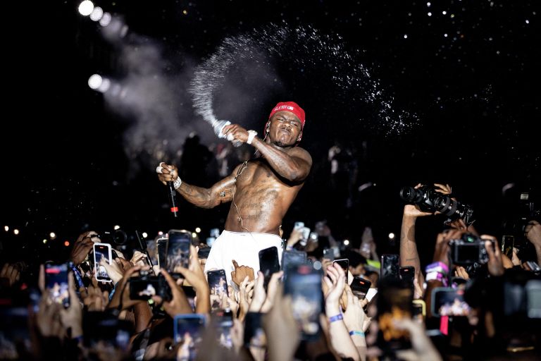 DaBaby выступает на сцене во время Rolling Loud на Hard Rock Stadium 25 июля 2021 года в Майами-Гарденс, Флорида. DaBaby выступает на сцене во время Rolling Loud на Hard Rock Stadium 25 июля 2021 года в Майами-Гарденс, Флорида.