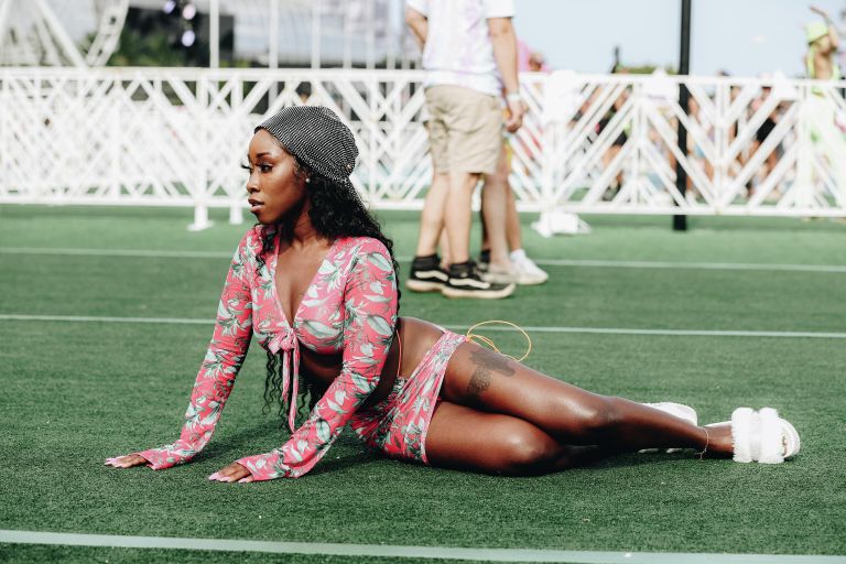 Посетитель крупнейшего рэп-фестиваля в США Rolling Loud в Майами-Гарденс, штат Флорида Посетитель крупнейшего рэп-фестиваля в США Rolling Loud в Майами-Гарденс, штат Флорида