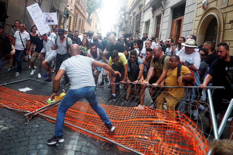 Акция протеста против плана Зеленый пропуск (Пропуск здоровья) в Риме, Италия Акция протеста против плана Зеленый пропуск (Пропуск здоровья) в Риме, Италия