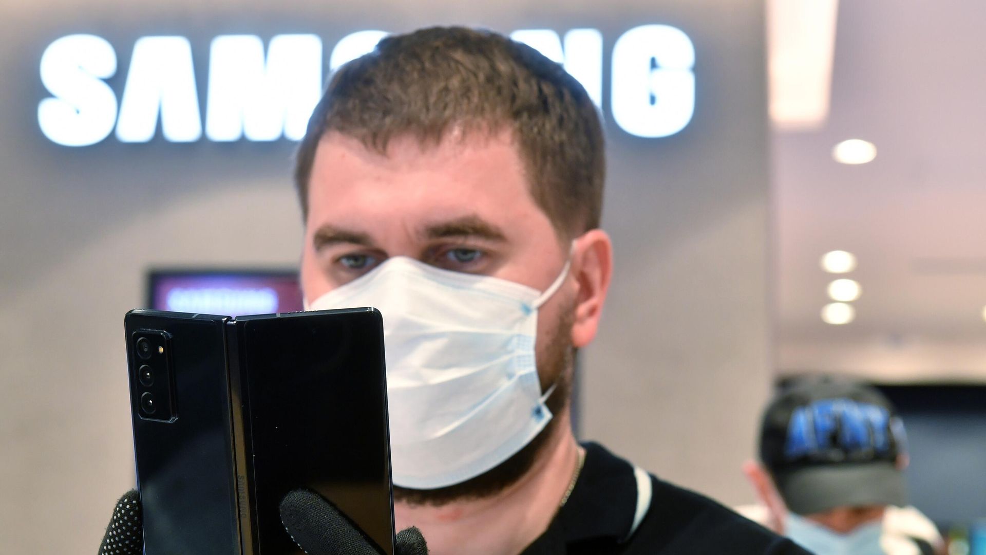 Мужчина со смартфотоном Samsung Galaxy Z Fold2 - РИА Новости, 1920, 05.03.2022
