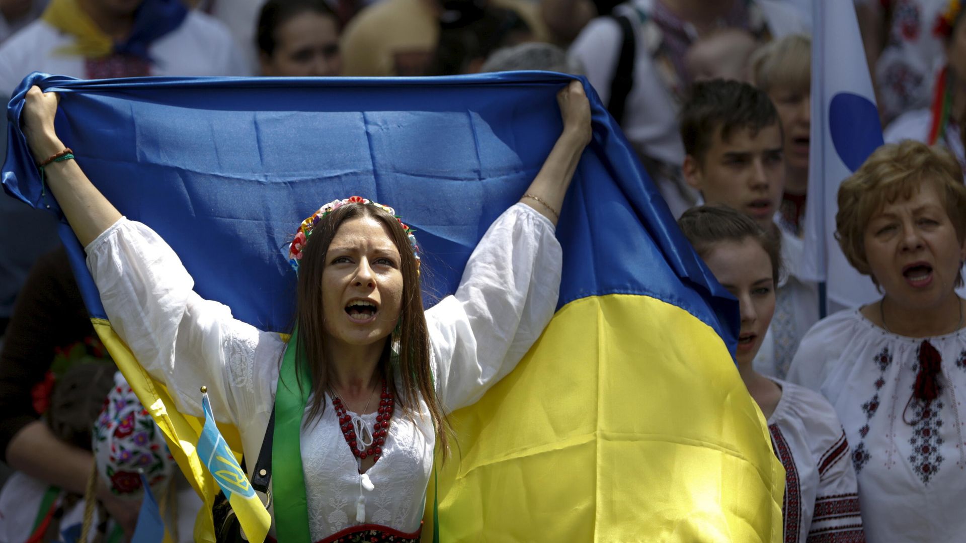 Женщина в вышиванке с украинским флагом на марше в Киеве, Украина Женщина в вышиванке с украинским флагом на марше в Киеве, Украина - РИА Новости, 1920, 20.08.2021