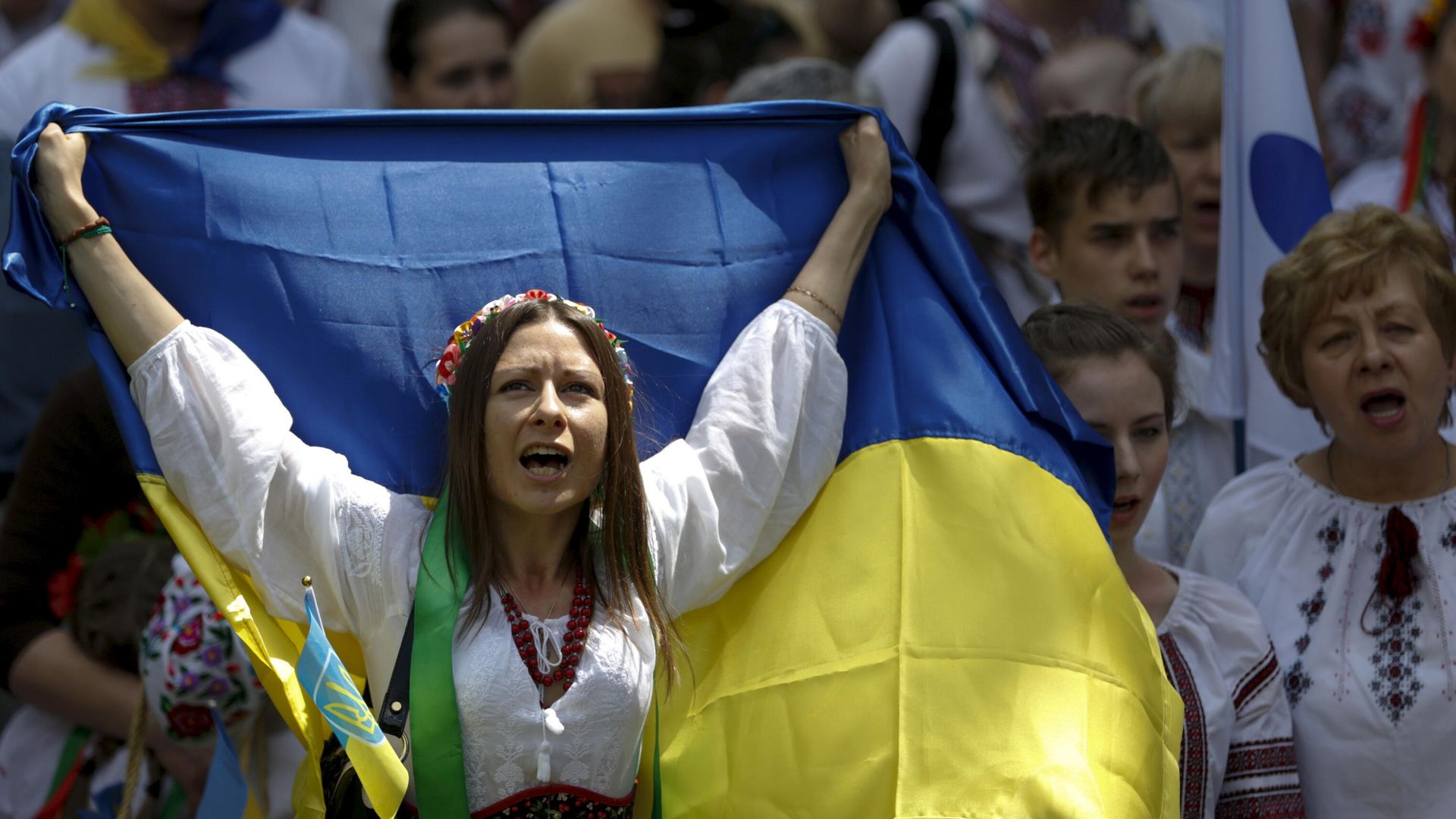 Женщина в вышиванке с украинским флагом на марше в Киеве, Украина Женщина в вышиванке с украинским флагом на марше в Киеве, Украина - РИА Новости, 1920, 20.08.2021