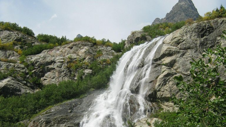 Алибекский водопад в окрестностях Домбая в Тебердинском заповеднике Алибекский водопад в окрестностях Домбая в Тебердинском заповеднике