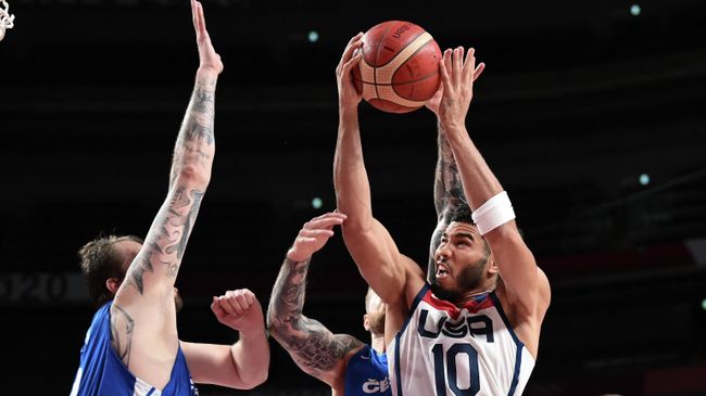 USA's Jayson Tatum (R) goes to the basket past Czech Republic's Ondrej Balvin (L) in the men's preliminary round group A basketball match between USA and Czech Republic during the Tokyo 2020 Olympic Games at the Saitama Super Arena in Saitama on July 31, 2021. (Photo by Aris MESSINIS / AFP) USA's Jayson Tatum (R) goes to the basket past Czech Republic's Ondrej Balvin (L) in the men's preliminary round group A basketball match between USA and Czech Republic during the Tokyo 2020 Olympic Games at the Saitama Super Arena in Saitama on July 31, 2021. (Photo by Aris MESSINIS / AFP)